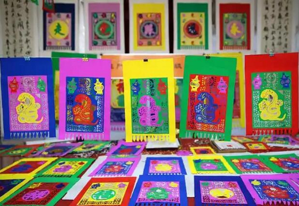 腊月门里正忙年，非遗传人制作“挂门笺”迎新春