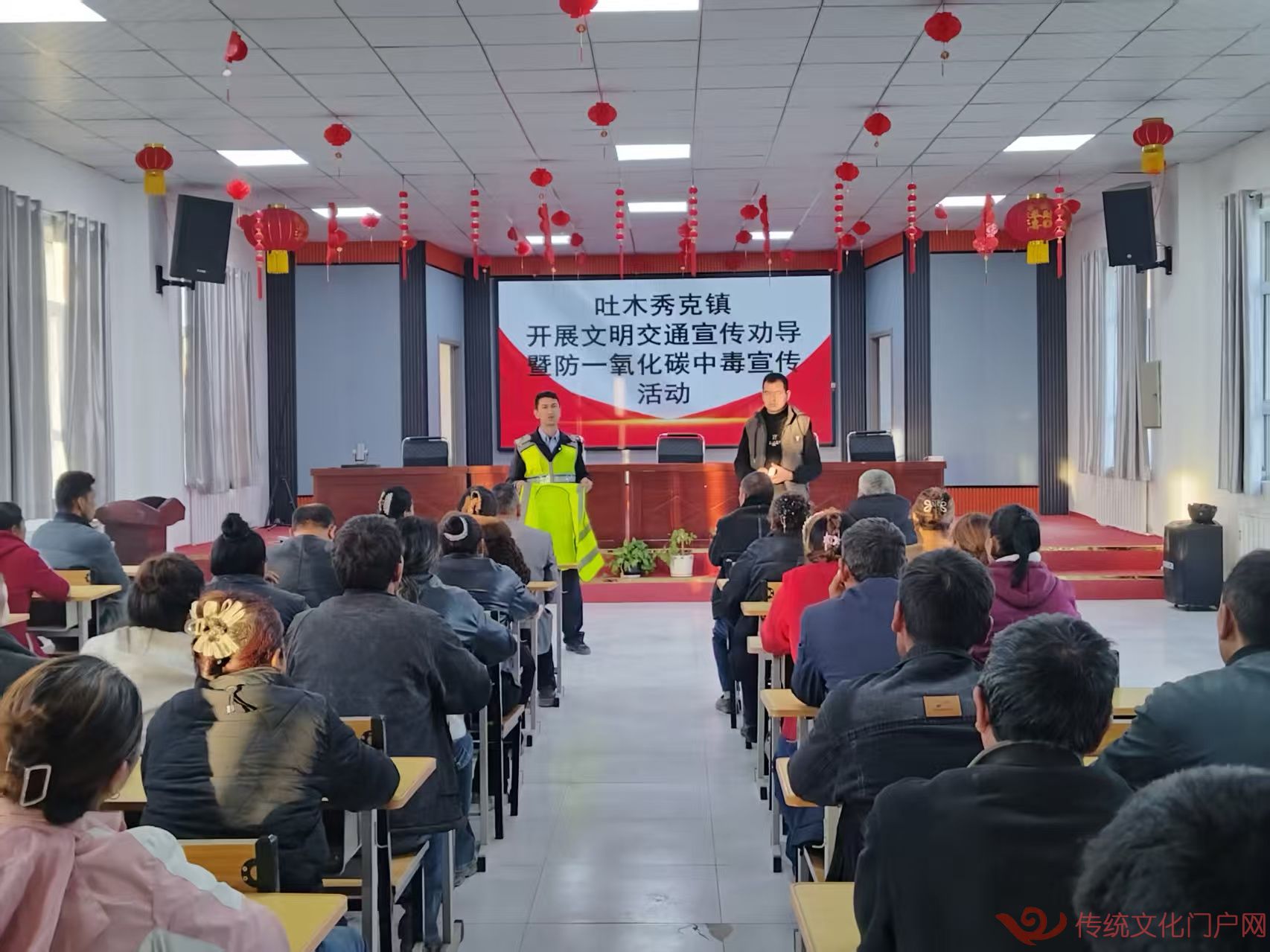 温宿县吐木秀克镇帕万拉村：安全宣传 + 志愿检查 筑牢群众安全 “双防线”